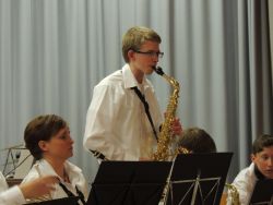 Solist Lukas Christaller am Alt-Saxophon.JPG